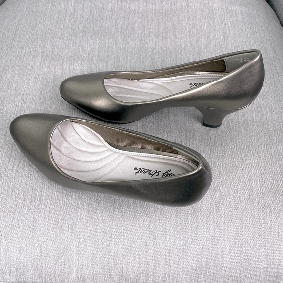 Easy Street Fabulous Pump Size 9 Med NIB - Picture 2 of 8